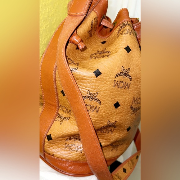 🛍️🛍️💫💫MCM Beautiful Authentic Made in Germany bucket shoulder bag. 🛍️🛍️💫 - Picture 6 of 16
